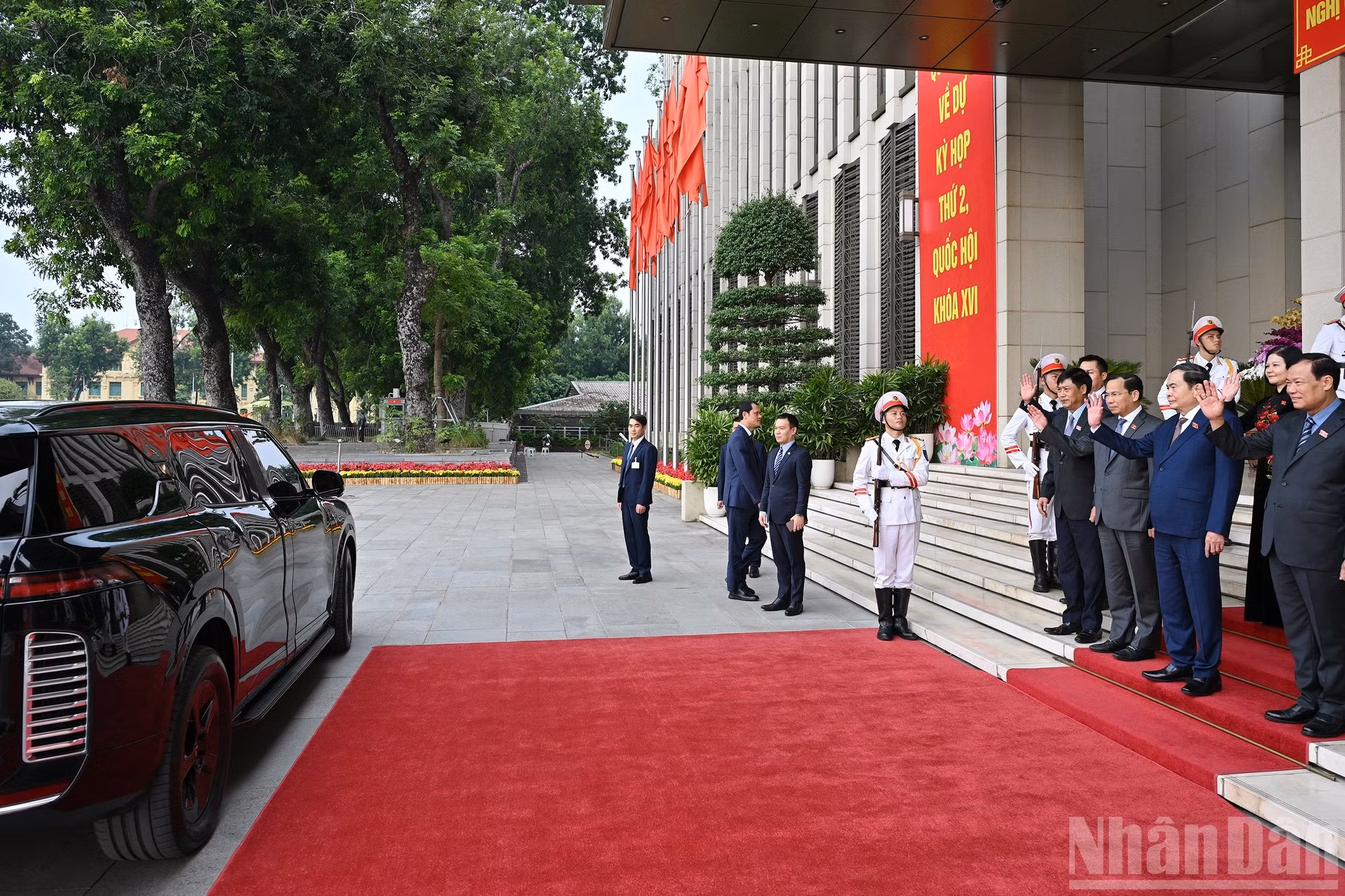 Thanh Man despide al visitante laosiano tras el encuentro.
