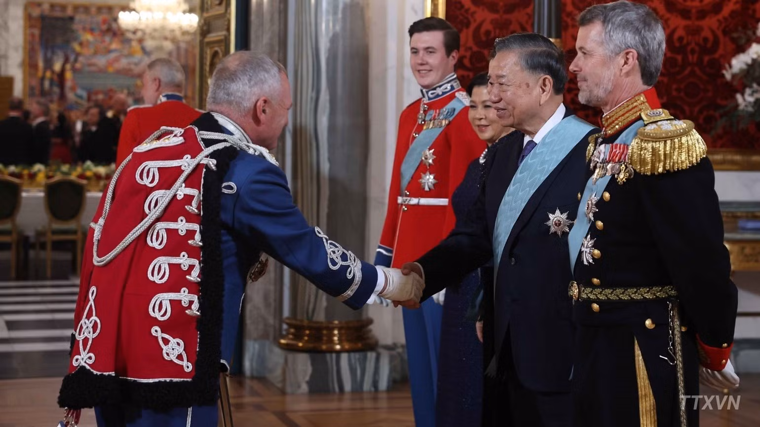 El secretario general del Partido Comunista y presidente de Vietnam, To Lam, y su esposa, Ngo Phuong Ly, los reyes Federico X y María de Dinamarca y el príncipe heredero Christian, con los delegados.