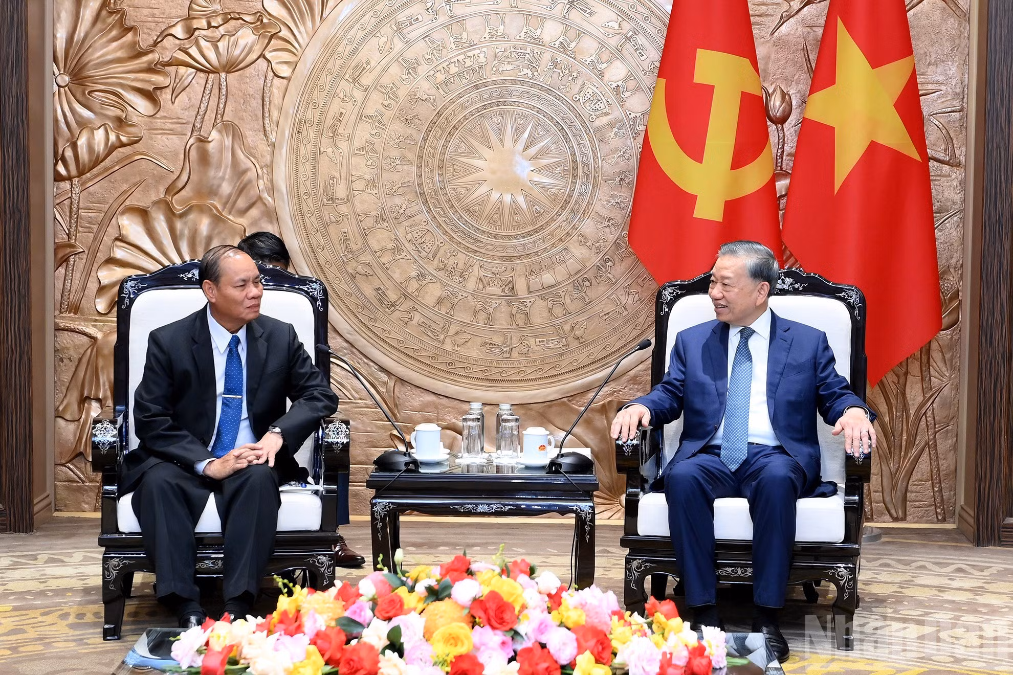 El secretario general del Partido Comunista y presidente de Vietnam, To Lam, recibe a Vilay Lakhamphong, miembro del Buró Político y permanente del Secretariado del Comité Central del Partido Popular Revolucionario de Laos.