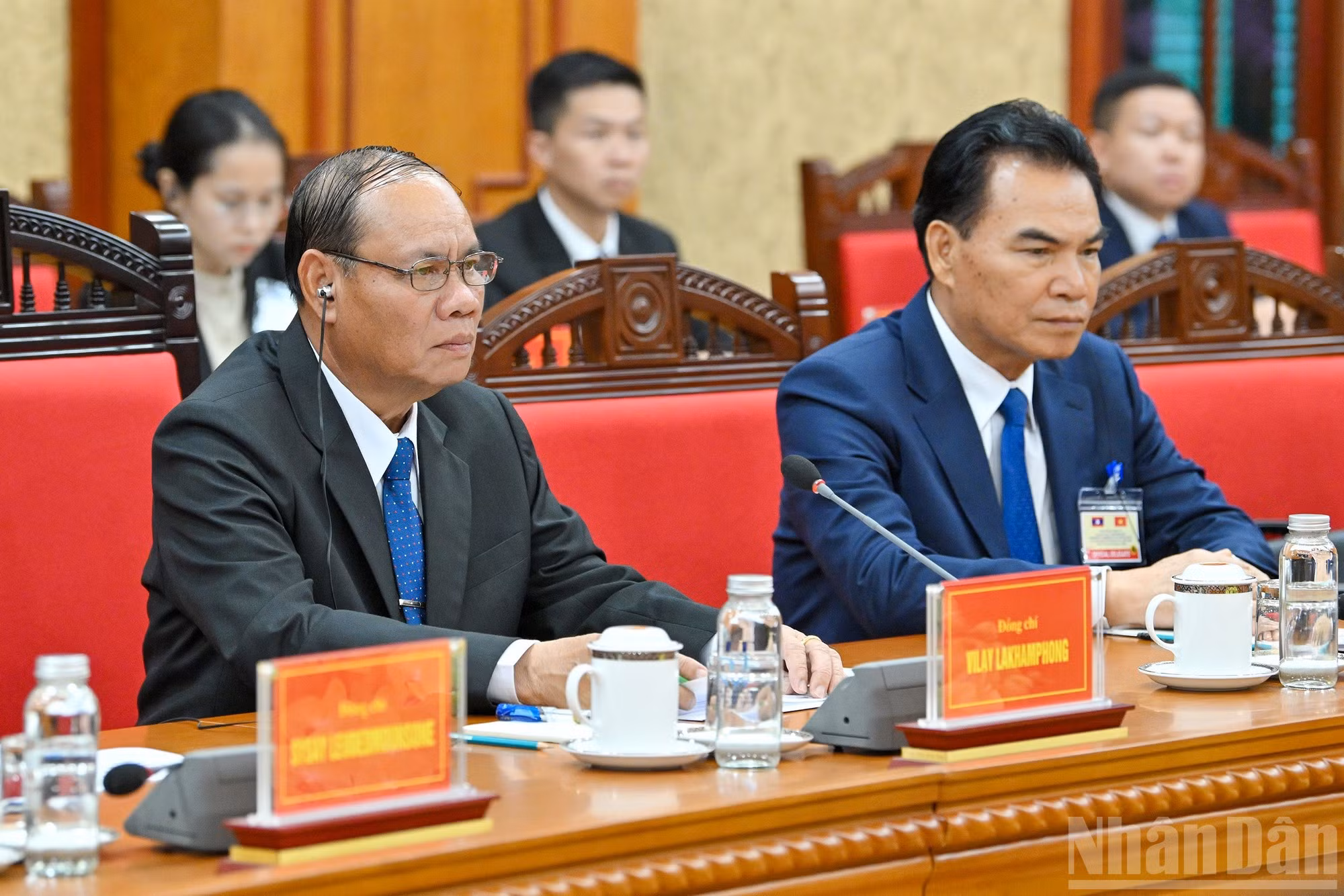 Vilay Vikhamphong interviene.