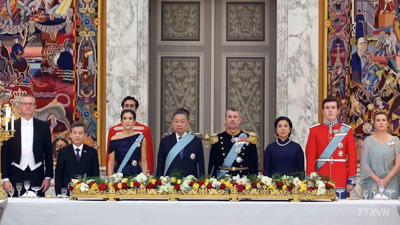 El secretario general del Partido Comunista y presidente de Vietnam, To Lam, y su esposa, Ngo Phuong Ly, los reyes Federico X y María y el príncipe heredero Christian, en la ceremonia.