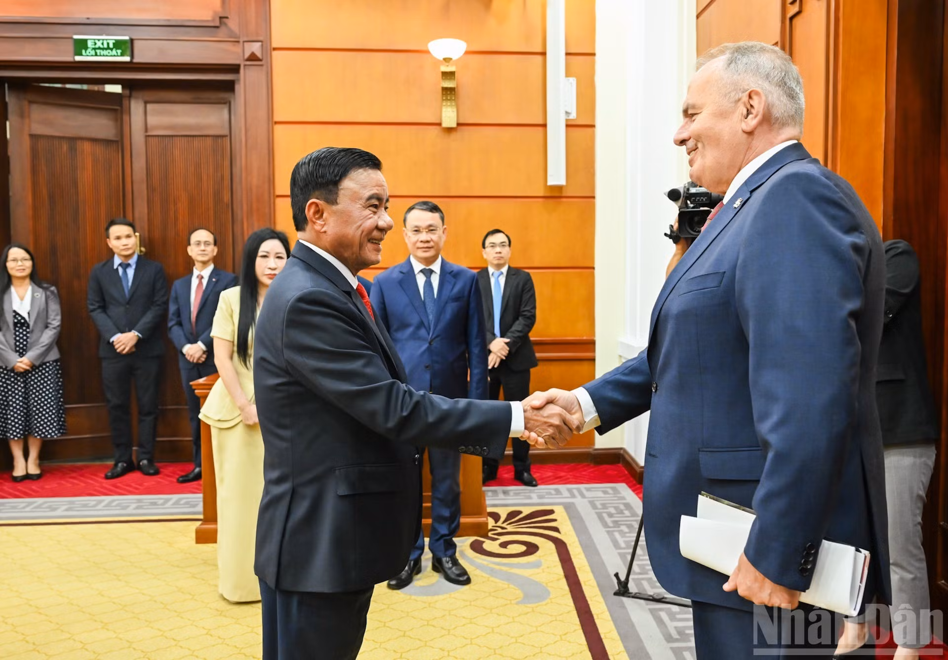 El miembro del Buró Político y permanente del Secretariado del Comité Central del Partido Comunista de Vietnam, Tran Cam Tu, recibe a los miembros de la delegación del Partido Obrero Húngaro.