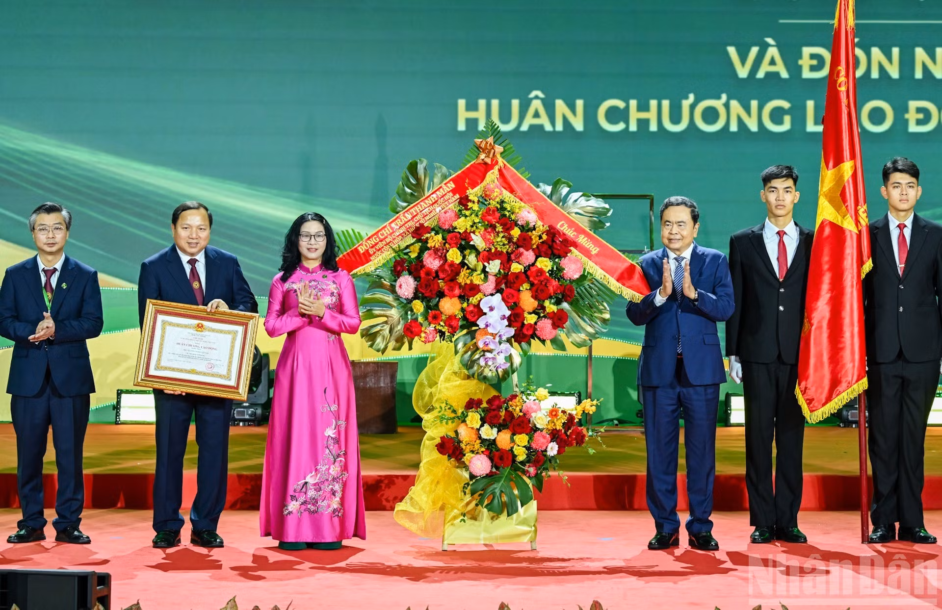 Thanh Man entrega la Orden del Trabajo de primera clase y obsequia flores para felicitar a la Academia.