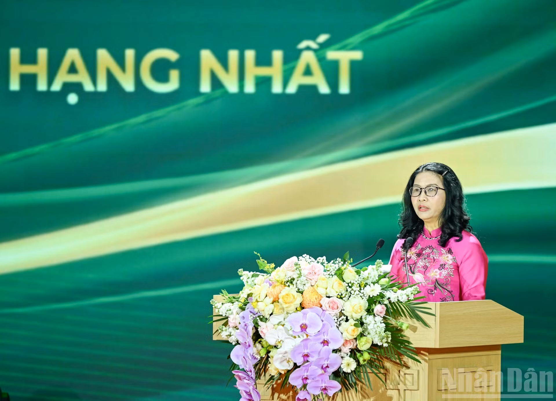 La profesora y doctora Nguyen Thi Lan, directora de la Academia de Agricultura de Vietnam, pronuncia el discurso.