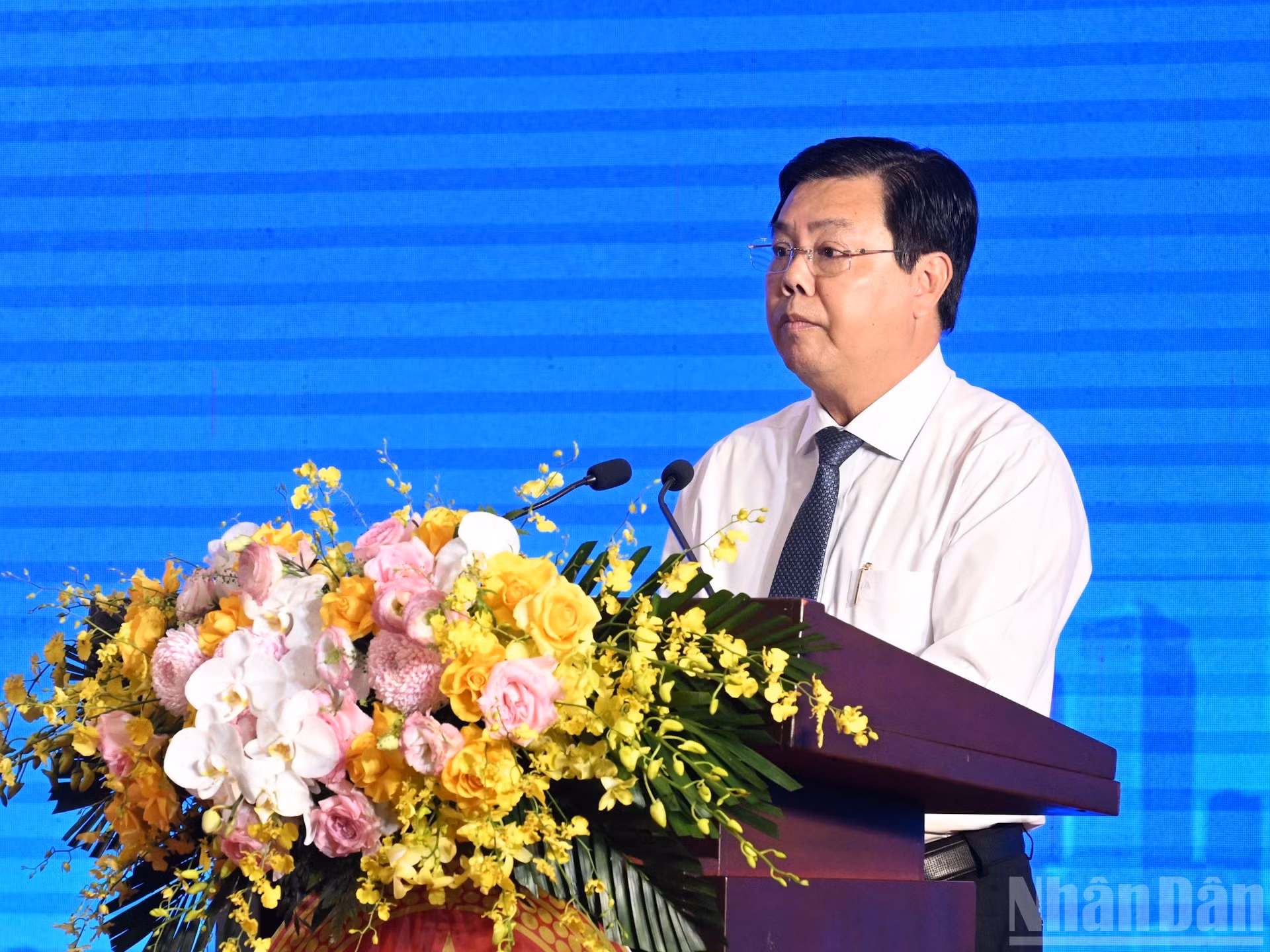 El ministro del Interior, Nguyen Tien Hai, presidente de la Comisión Nacional de la Juventud de Vietnam, interviene en el diálogo.