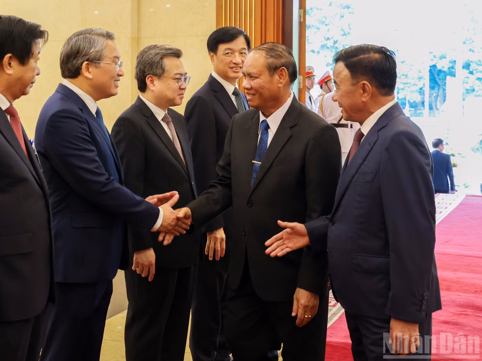 Dirigente laosiano con los delegados vietnamitas.