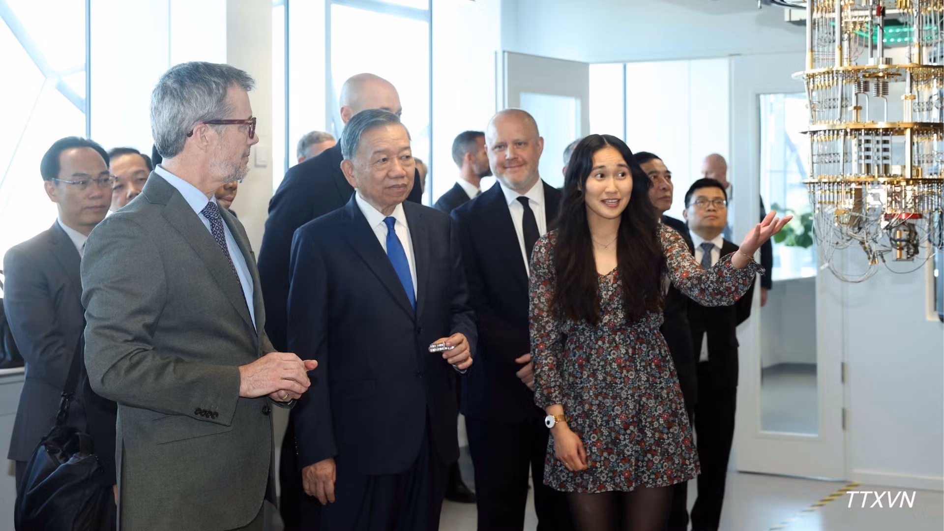 [Foto] Dirigente partidista de Vietnam visita el Instituto Niels Bohr de la Universidad de Copenhague