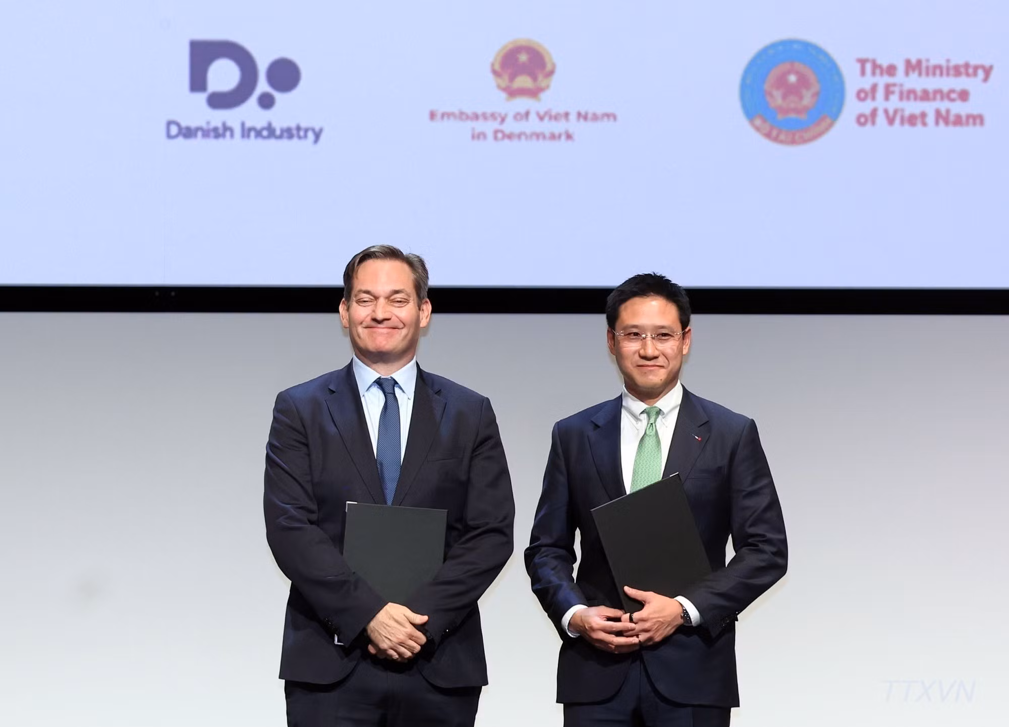 Las empresas de ambos países intercambian documentos de cooperación.