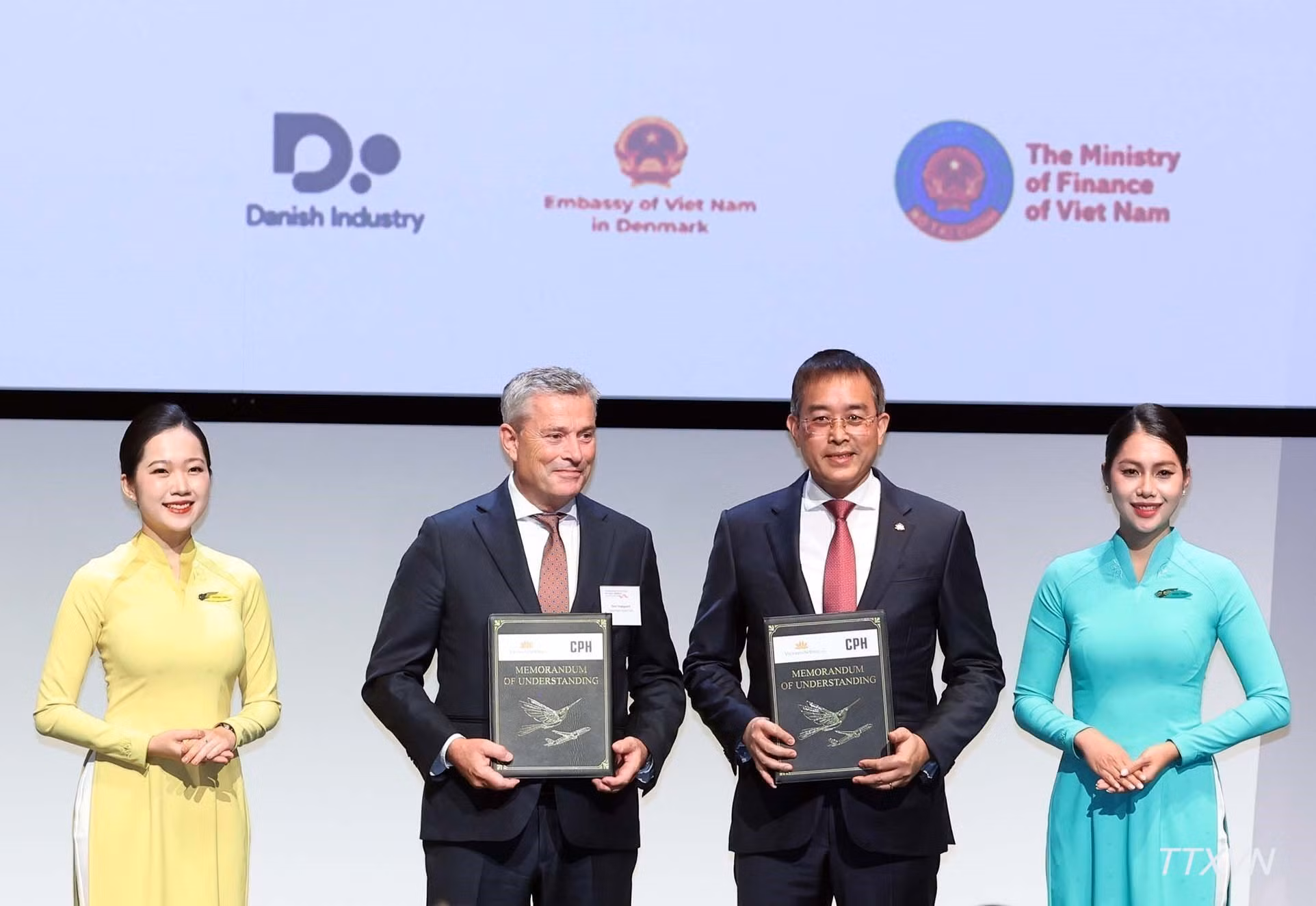 Las empresas de ambos países intercambian documentos de cooperación.