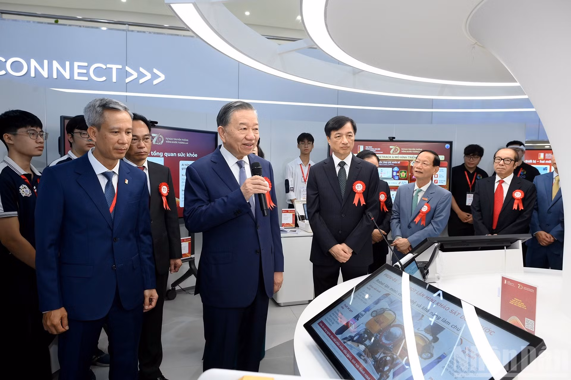 Los delegados visitan el Espacio Interdisciplinario de Innovación.