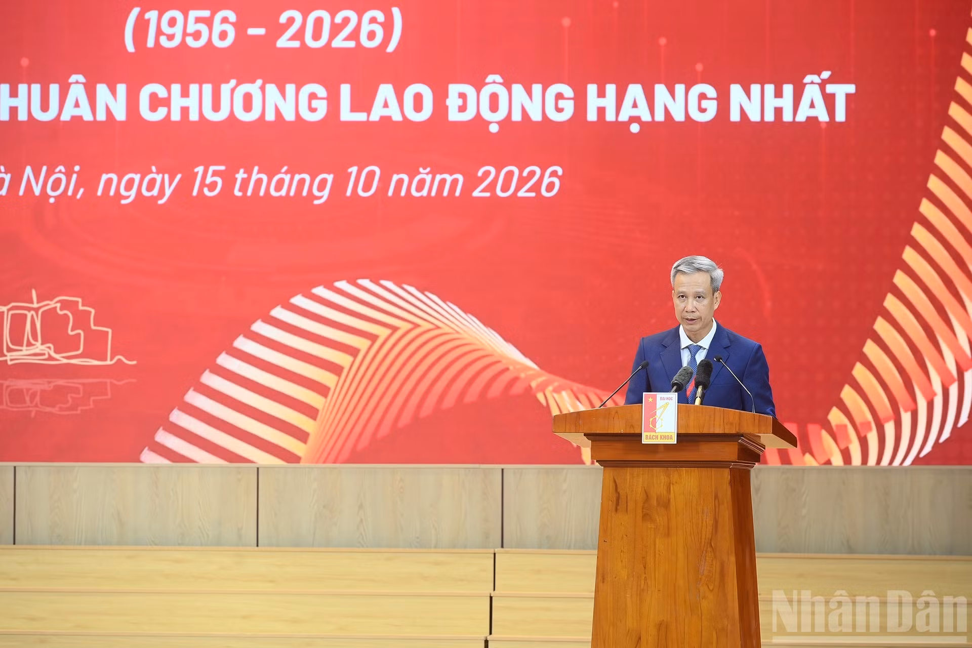El profesor y doctor Le Anh Tuan, director de la Universidad de Ciencia y Tecnología de Hanói, pronuncia el discurso en la cita.