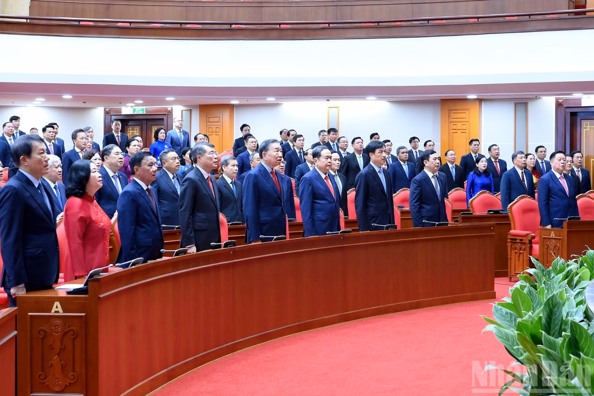 Los delegados saludan a la bandera nacional.