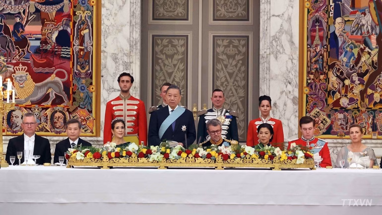 El secretario general del Partido Comunista y presidente de Vietnam, To Lam, y su esposa, Ngo Phuong Ly, los reyes Federico X y María y el príncipe heredero Christian, en la ceremonia.