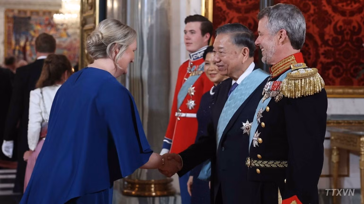 El secretario general del Partido Comunista y presidente de Vietnam, To Lam, y su esposa, Ngo Phuong Ly, los reyes Federico X y María y el príncipe heredero Christian, con los delegados.