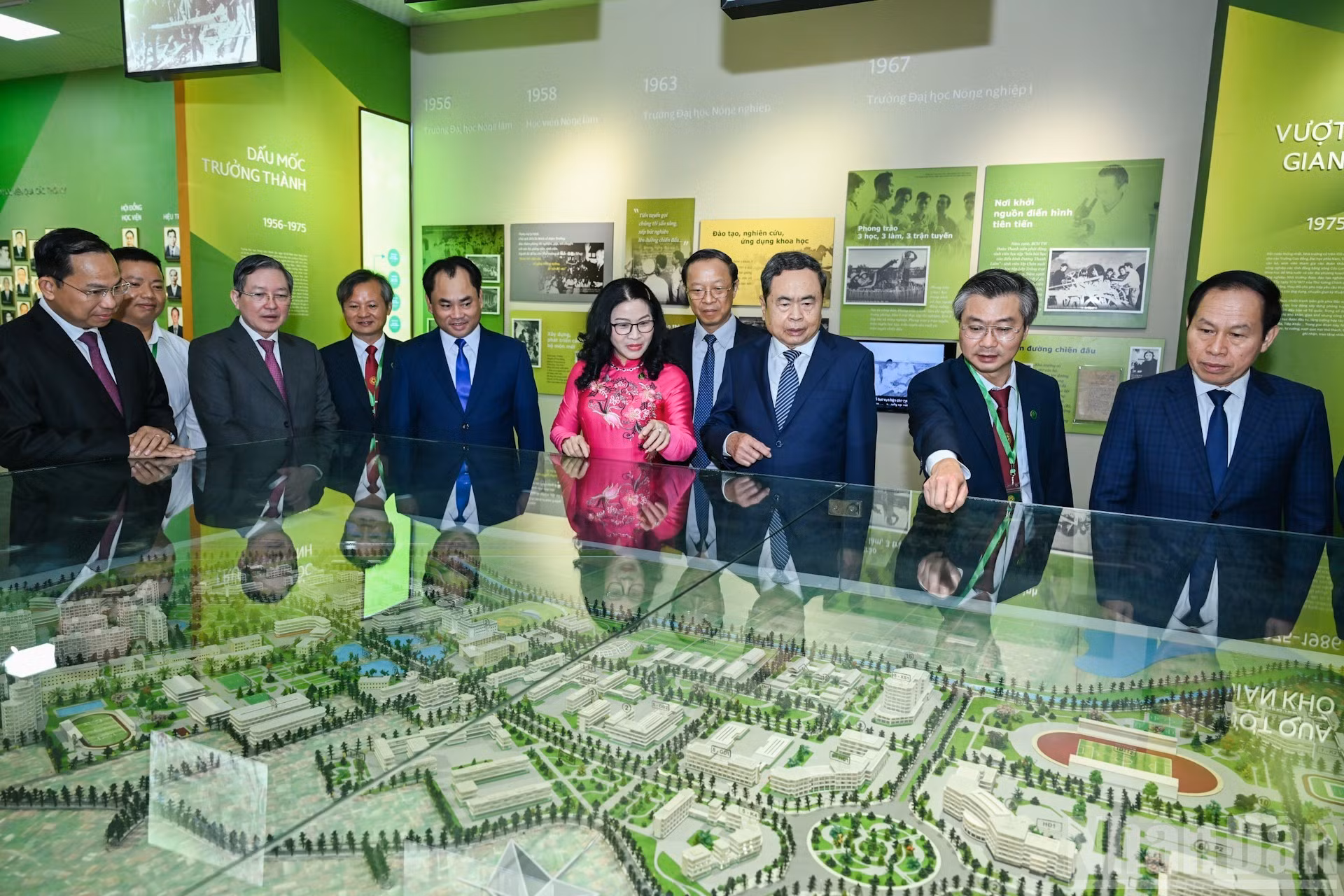 Los delegados visitan la sala memorial de la Academia de Agricultura de Vietnam.