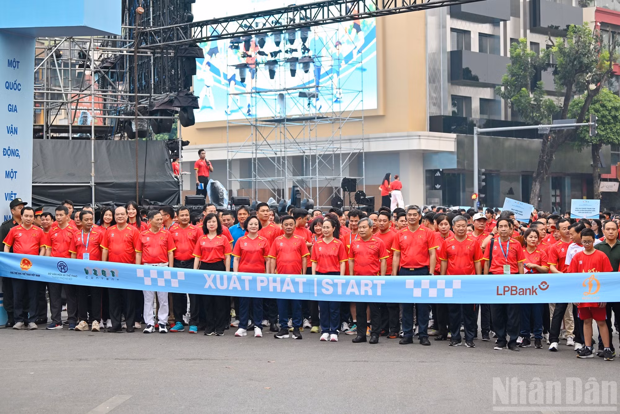 Los delegados participan en una carrera popular para respaldar el movimiento.