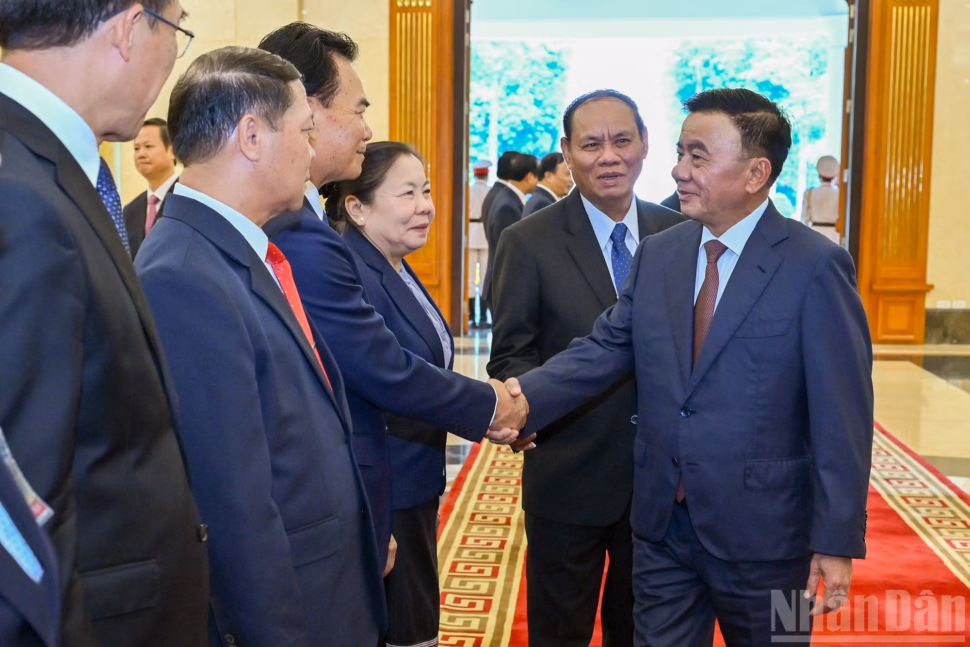 Dirigente vietnamita da la bienvenida a los delegados laosianos.