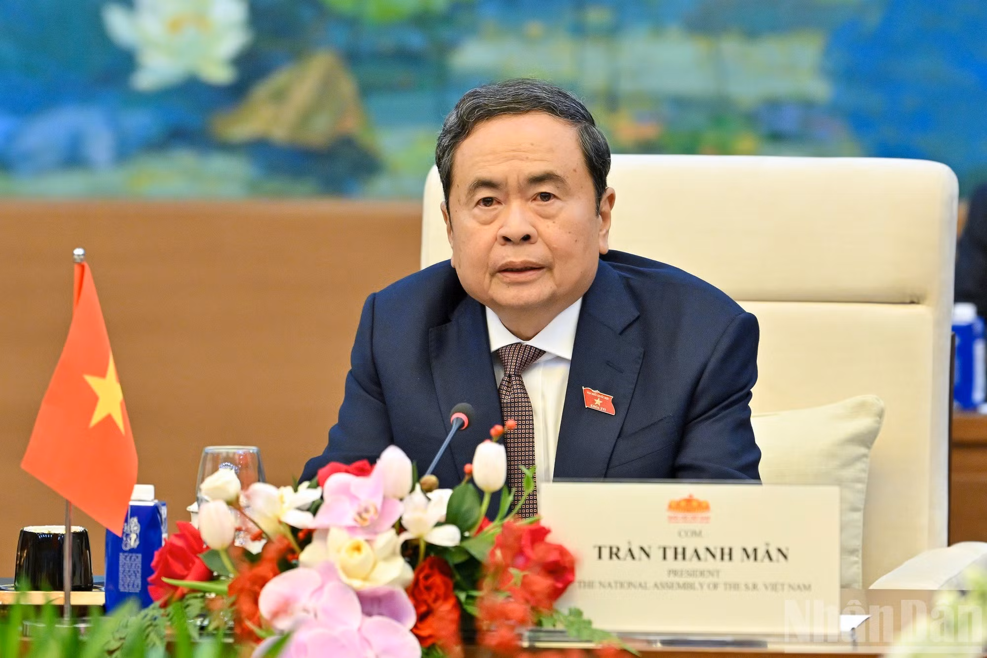 Thanh Man habla en la cita.