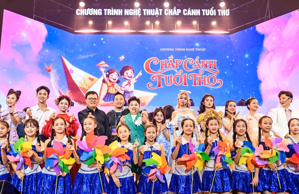 [Foto] Colorido programa "Alas para la infancia" organizado por periódico Nhan Dan