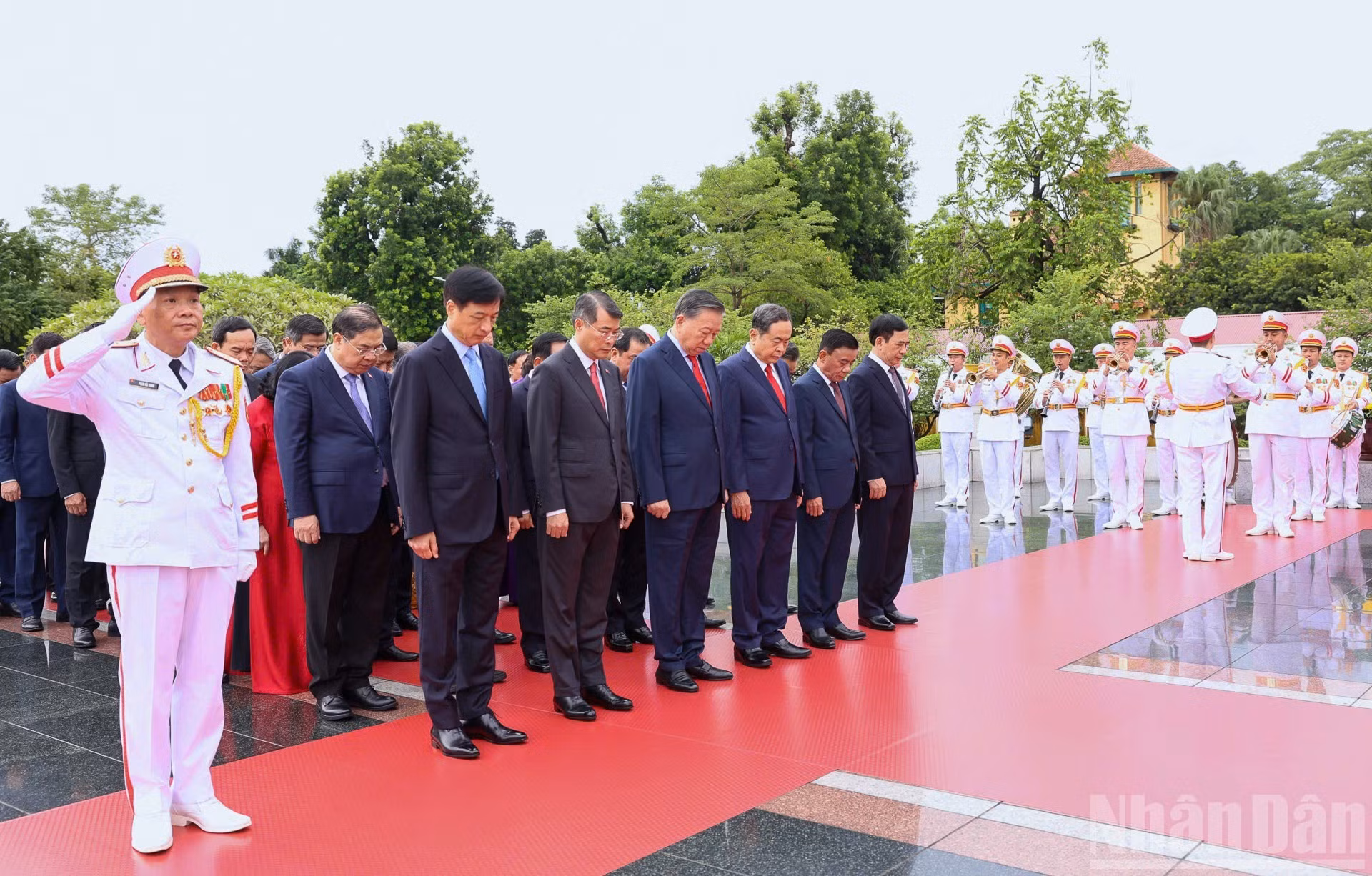 [Foto] Dirigentes del Partido y del Estado ofrecen incienso en memoria de los mártires