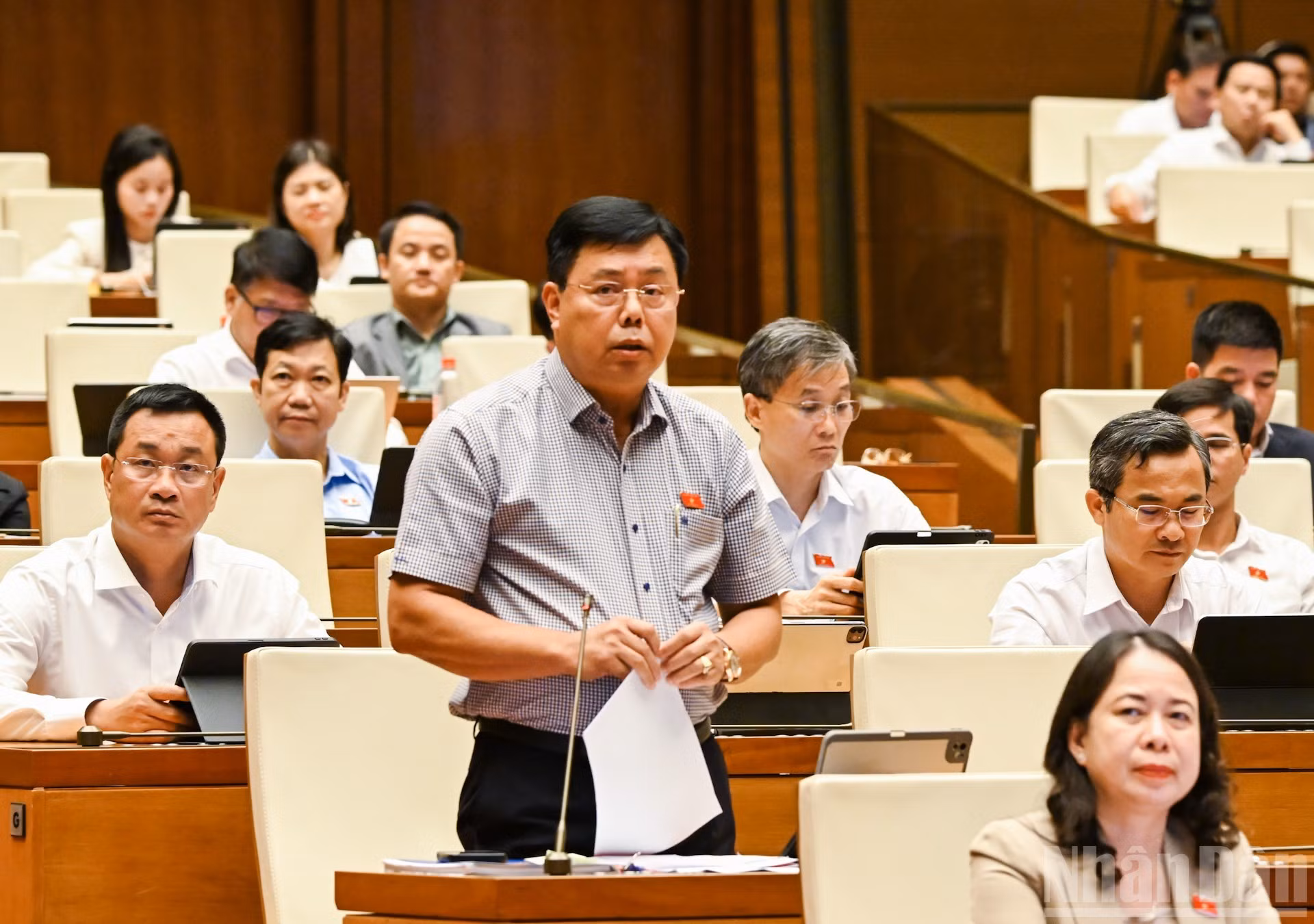 El ministro del Interior, Nguyen Tien Hai, aclara algunas de las cuestiones planteadas por los diputados.