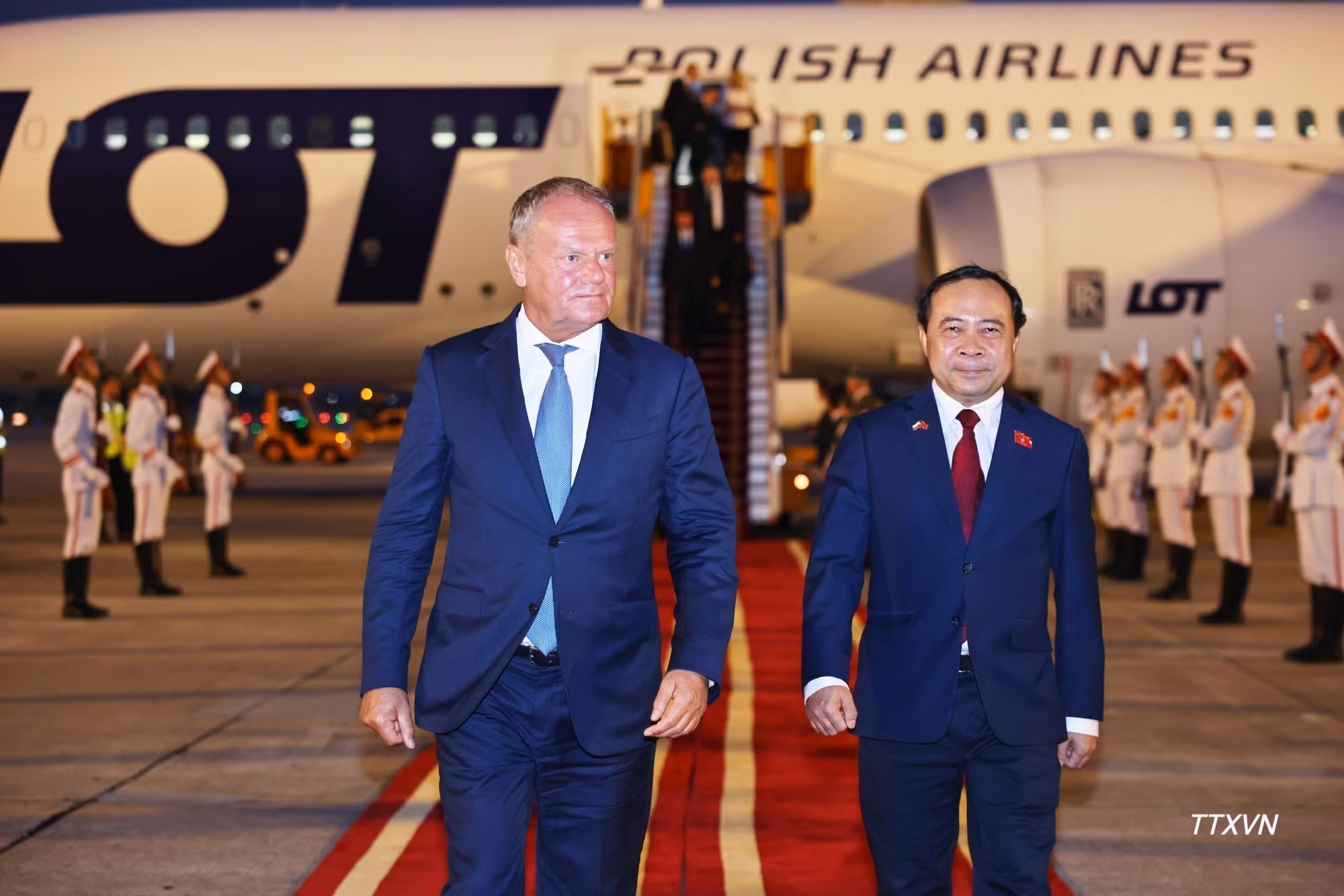 El ministro de Ciencia y Tecnología, Vu Hai Quan, recibe al primer ministro de Polonia, Donald Tusk, en el Aeropuerto Internacional de Noi Bai, en Hanói.