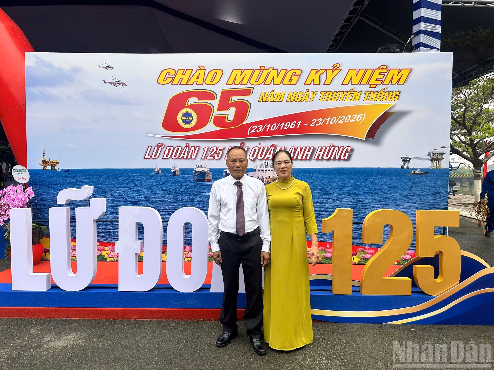 Nguyen Truong Son y su esposa, hijo del mártir Nguyen Tuong, asisten a la ceremonia en la que se concede póstumamente a su padre el título de Héroe de las Fuerzas Armadas Populares.