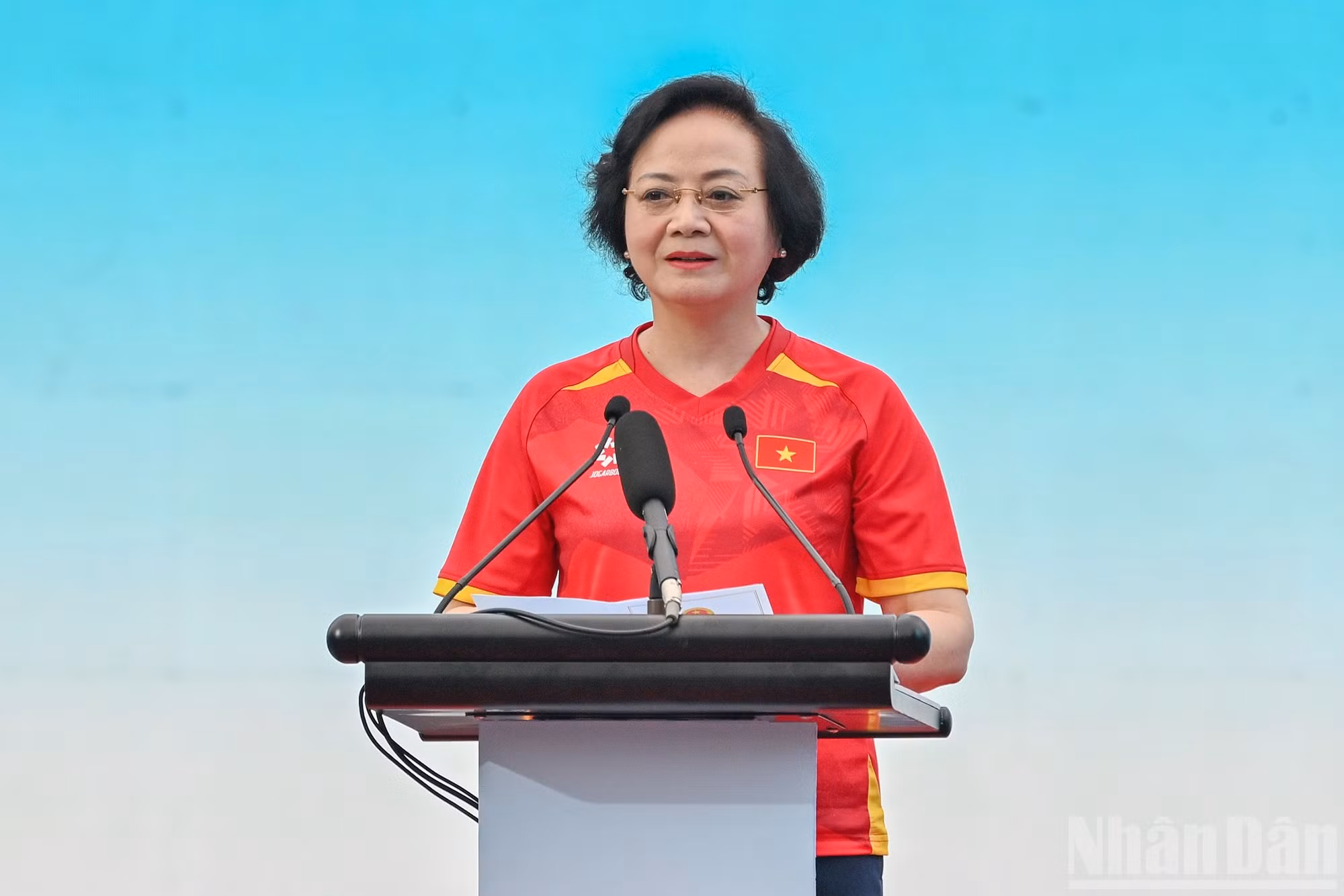 Pham Thi Thanh Tra, miembro del Comité Central del Partido y viceprimera ministra, habla en la cita.