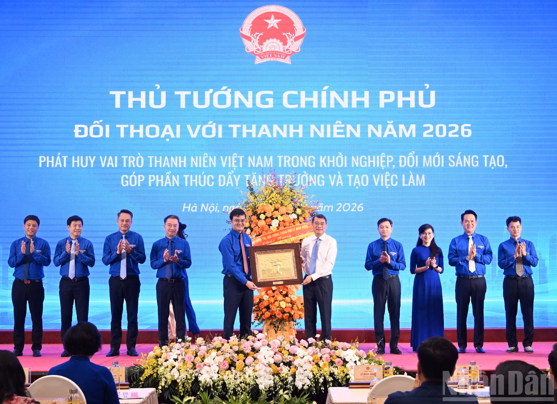 Minh Hung entrega flores para felicitar a la Secretaría del Comité Central de la Unión de Jóvenes Comunistas Ho Chi Minh y al Comité Central de la Unión de Jóvenes de Vietnam.