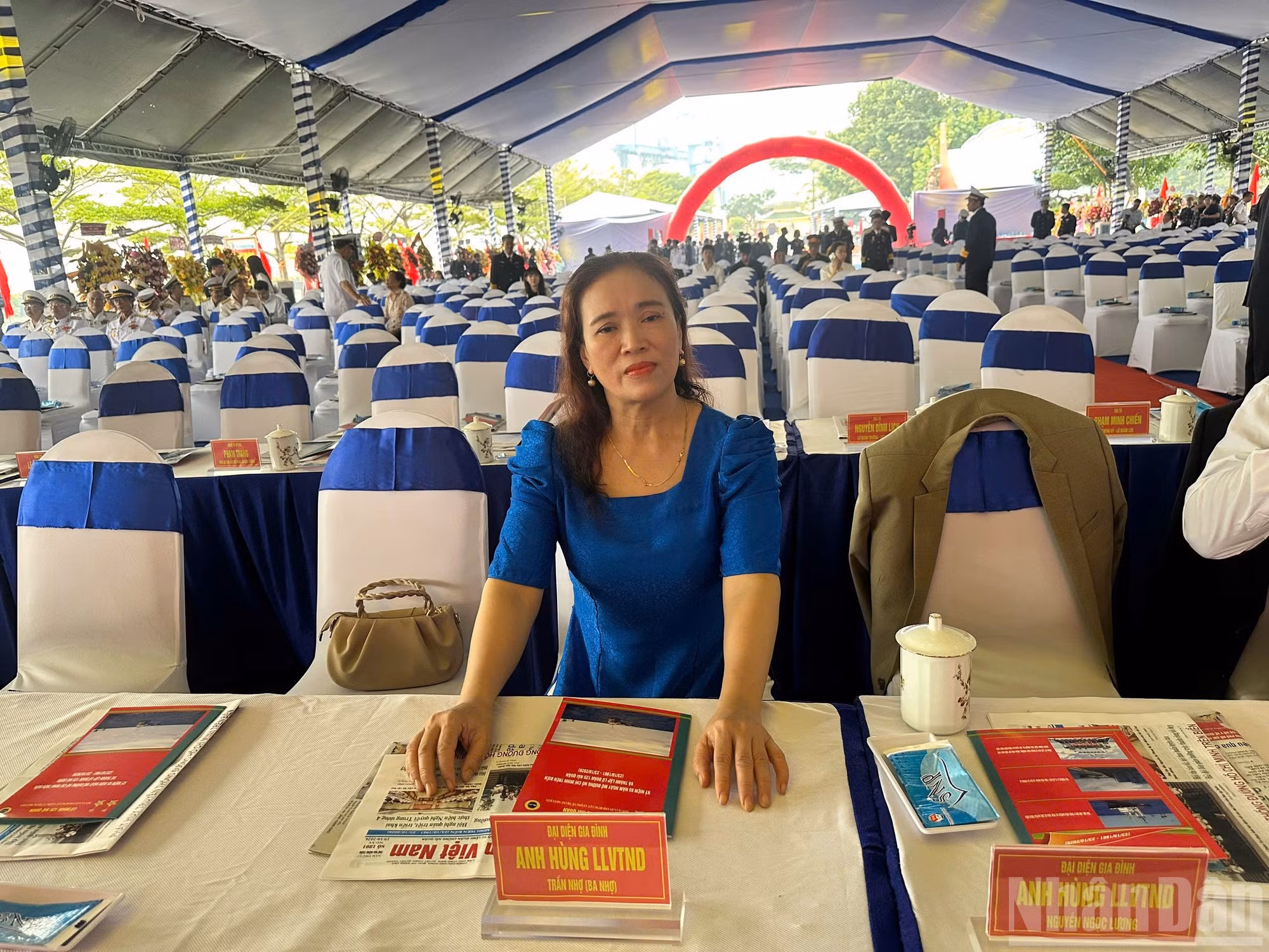 Tran Thi Thuy Van, nieta del mártir Tran Nho (Ba Nho), expresa su orgullo por la concesión póstuma a su abuelo del título de Héroe de las Fuerzas Armadas Populares, un reconocimiento solemne a los sacrificios que hizo por la Patria.