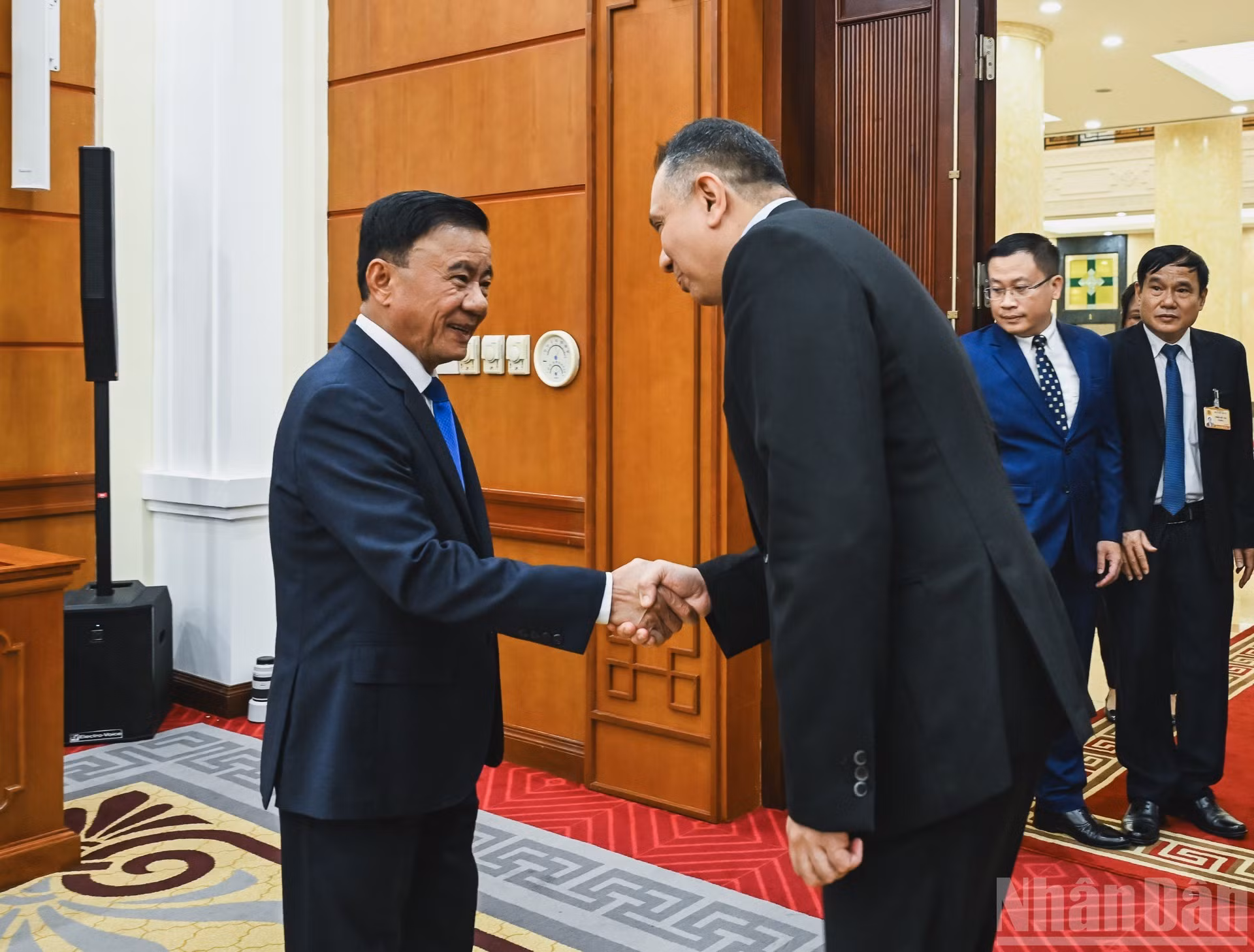 El miembro del Buró Político y permanente del Secretariado del Comité Central del Partido Comunista de Vietnam, Tran Cam Tu, recibe a Christopher Pragasam, director de Relaciones Internacionales de la Comisión de Servicio Público y director ejecutivo de la Escuela Internacional de Servicio Público de Singapur.