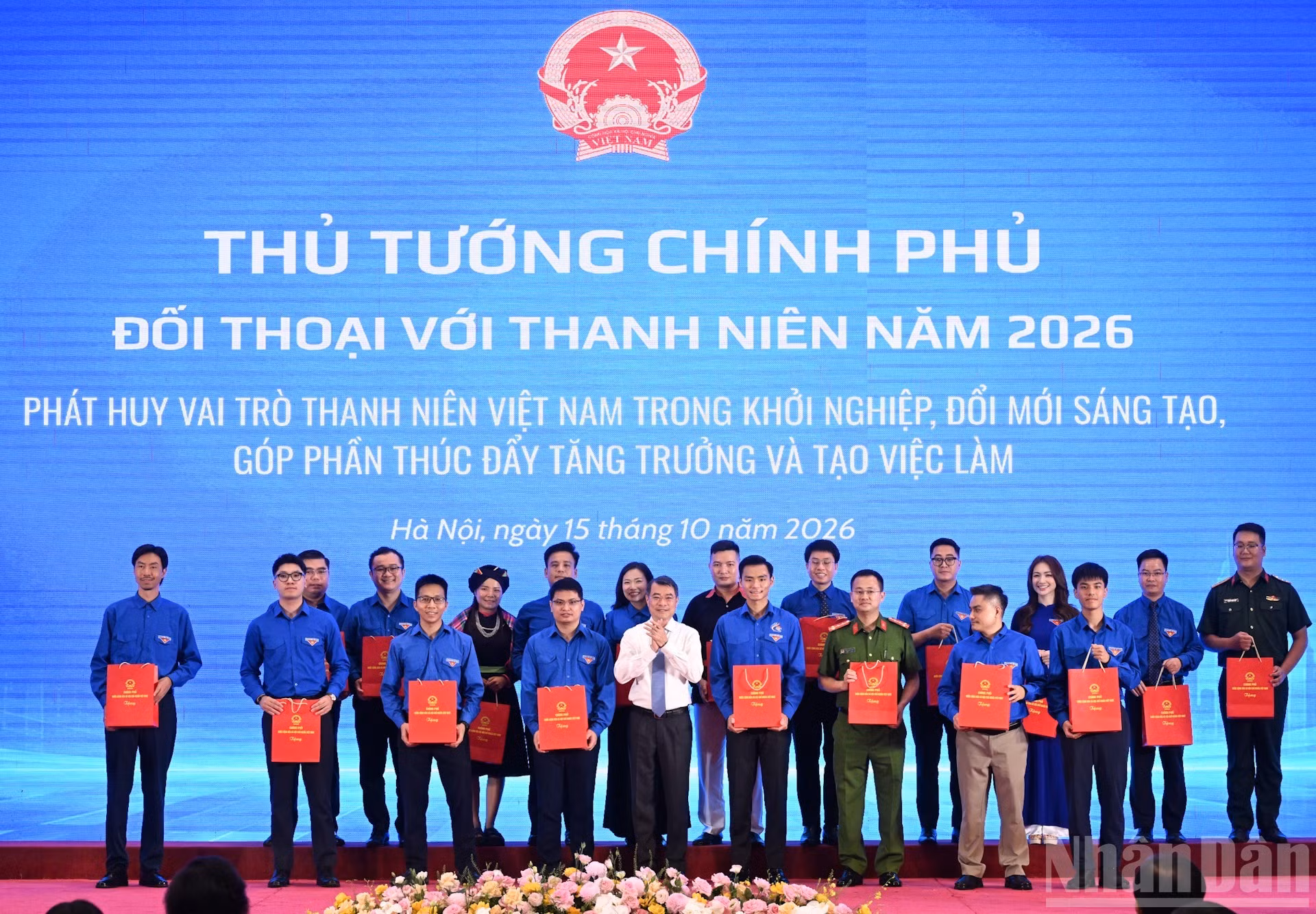 Minh Hung entrega obsequios a 20 jóvenes destacados participantes en el programa, en reconocimiento a sus excelentes logros en los estudios, la investigación, el trabajo, el emprendimiento, la innovación y el dominio de la ciencia y la tecnología, así como a su activa contribución a la comunidad y al desarrollo del país.