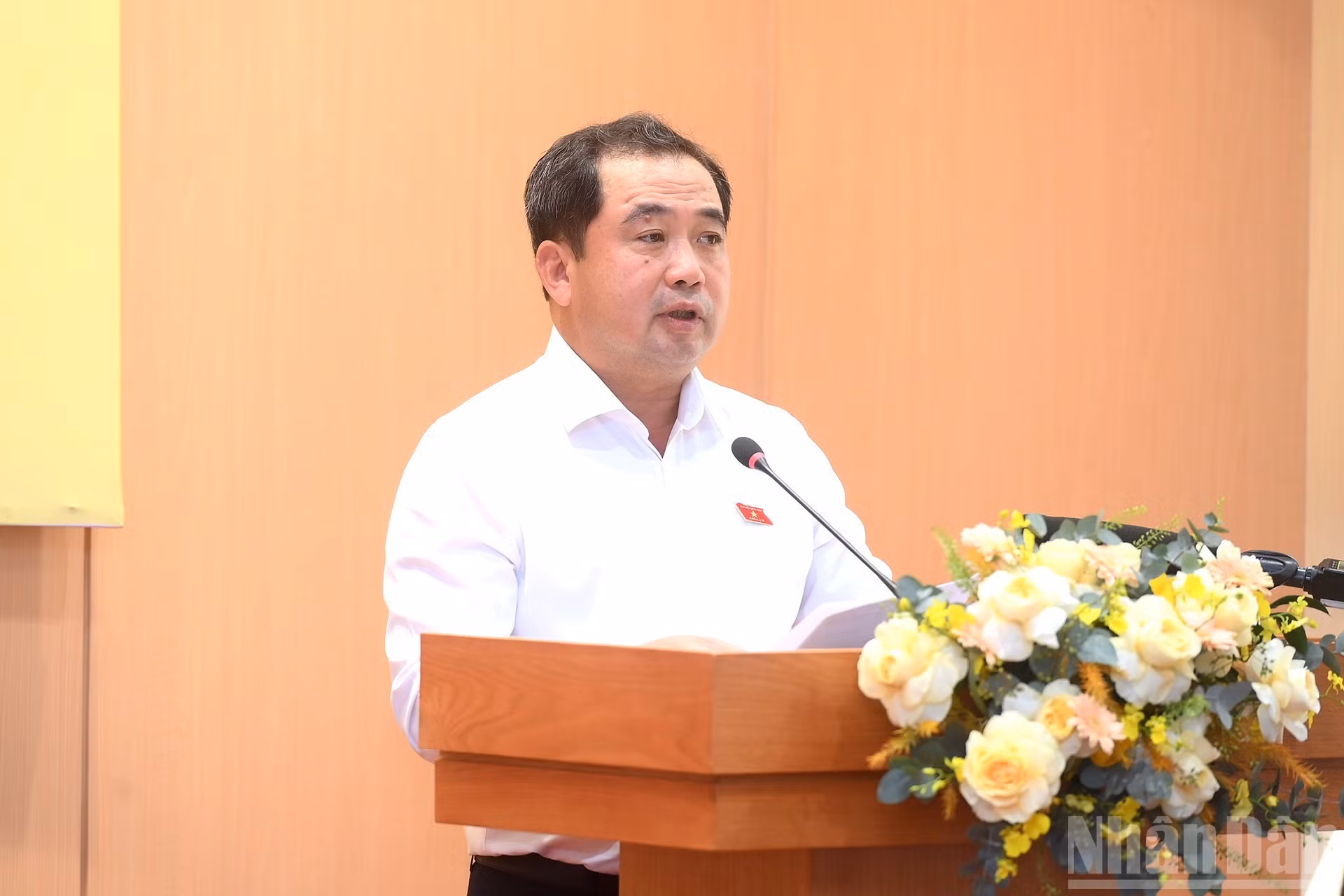 Tran Duc Thang, miembro del Buró Político, secretario del Comité del Partido de Hanói y jefe de la delegación de diputados de la ciudad, interviene en la reunión.