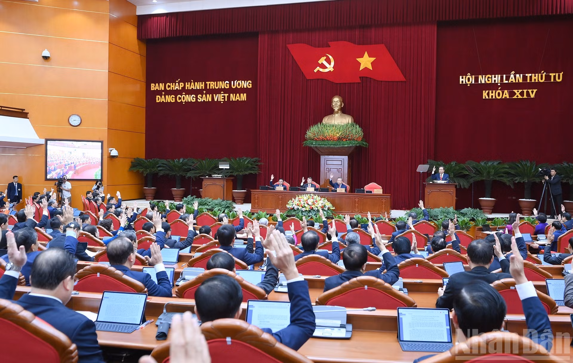Los delegados votan la aprobación del programa de la conferencia.