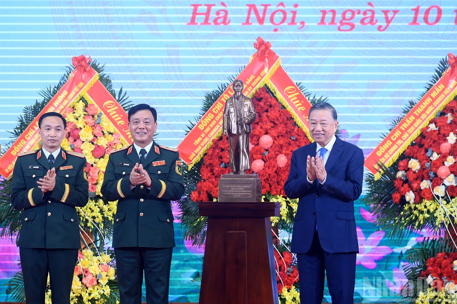 To Lam entrega una estatua del Presidente Ho Chi Minh al Alto Mando de Hanói.