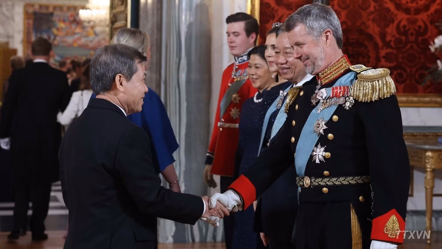 El secretario general del Partido Comunista y presidente de Vietnam, To Lam, y su esposa, Ngo Phuong Ly, los reyes Federico X y María y el príncipe heredero Christian, con los delegados.