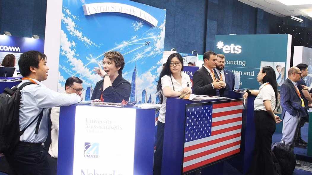 El stand de Estados Unidos reúne a numerosas universidades y grandes empresas tecnológicas, y propicia un activo intercambio entre responsables educativos y proveedores de soluciones.