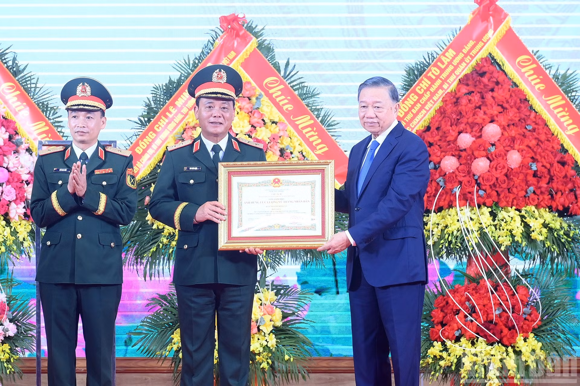 To Lam entrega el título de Héroe de las Fuerzas Armadas Populares al Alto Mando de Hanói.