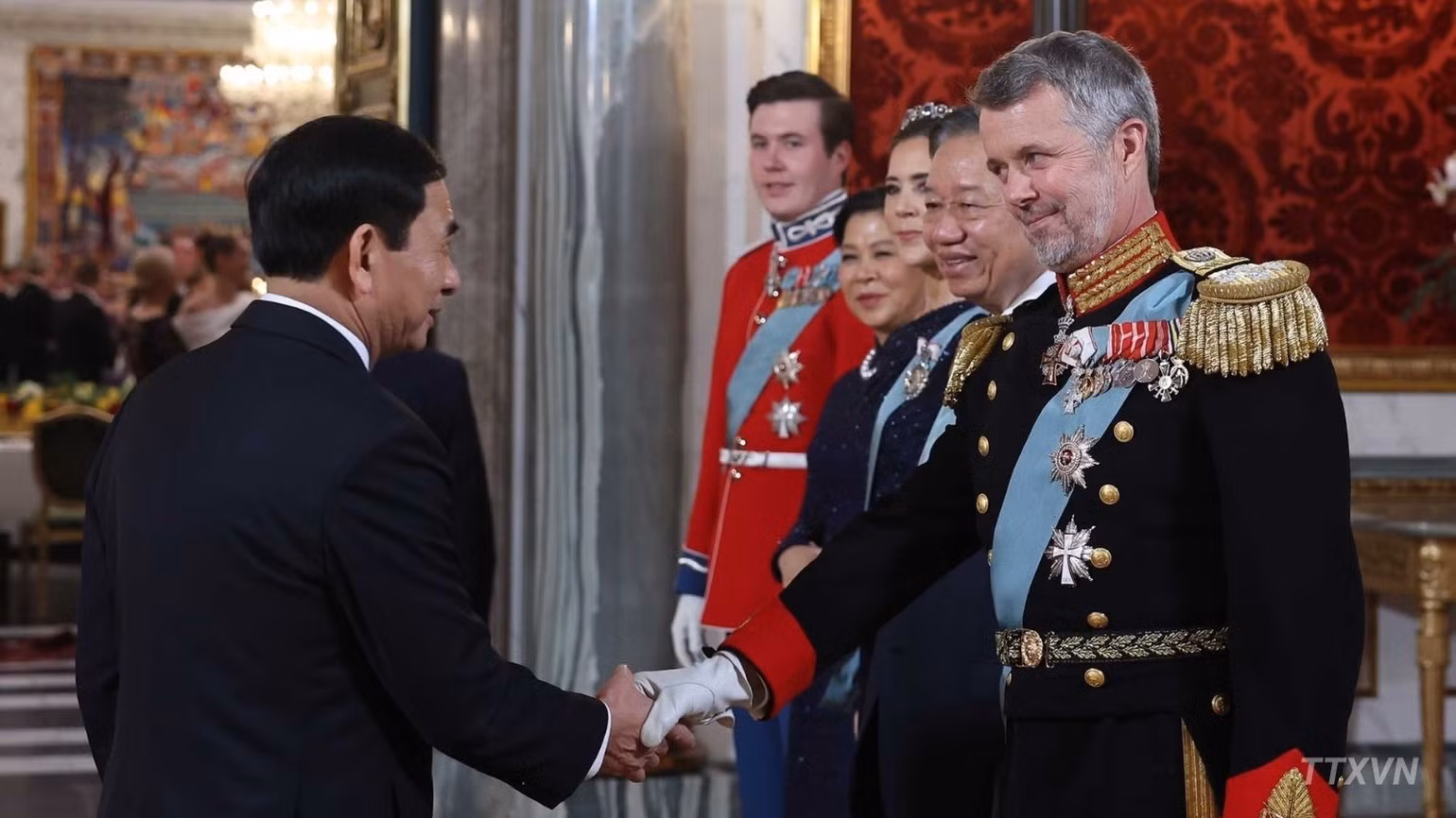 El secretario general del Partido Comunista y presidente de Vietnam, To Lam, y su esposa, Ngo Phuong Ly, los reyes Federico X y María y el príncipe heredero Christian, con los delegados.
