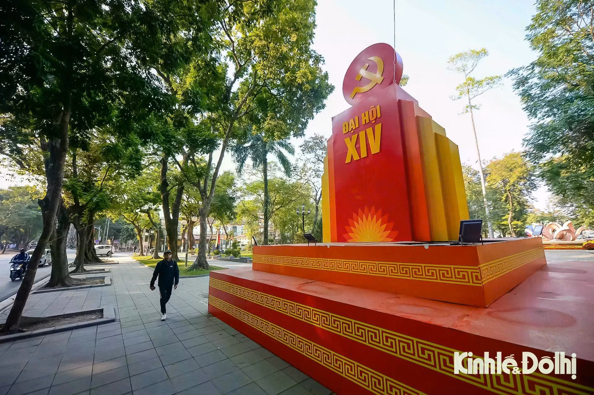 El XIV Congreso Nacional del Partido Comunista de Vietnam se celebrará del 19 al 25 próximos. Marcará el comienzo de una era de desarrollo en la cual el país materializará sus objetivos estratégicos, a saber, el centenario de la fundación del Partido (2030) y el centenario de la República Democrática de Vietnam, actual República Socialista de Vietnam (2045). Otra de sus aspiraciones es convertirse, para el año 2045, en un país desarrollado con altos ingresos, que vele por la paz, la independencia, la democracia, la prosperidad, la civilización y la felicidad.