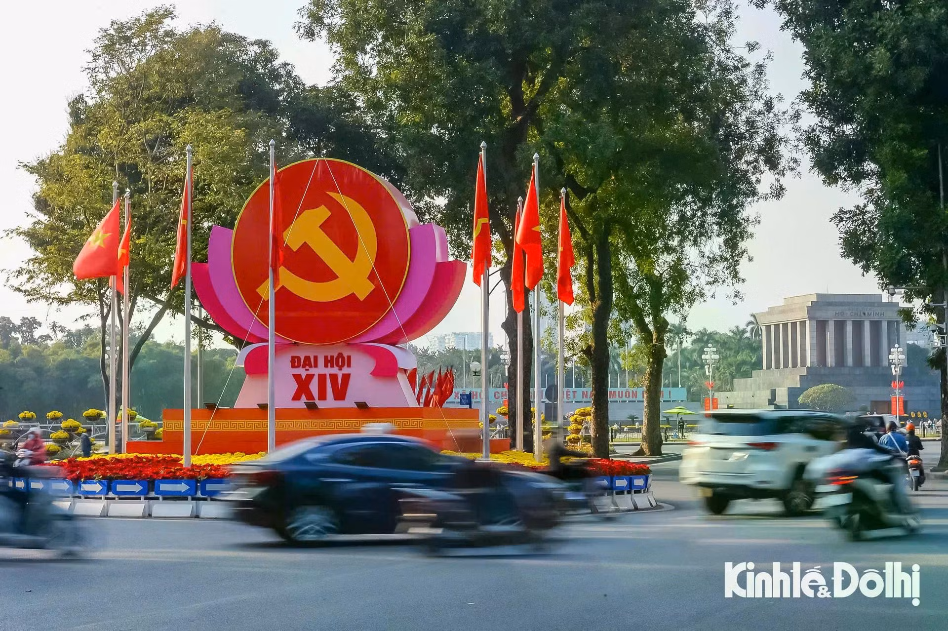 Una atmósfera solemne, sagrada y ferviente se respira estos días en Hanói con la colocación de la bandera nacional y del estandarte del Partido en numerosas calles céntricas.