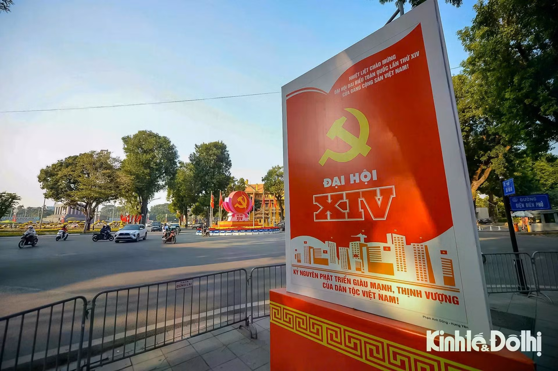 Colocadas en sintonía con la estética urbana, las decoraciones realzan la profunda significación política del XIV Congreso Nacional del PCV.