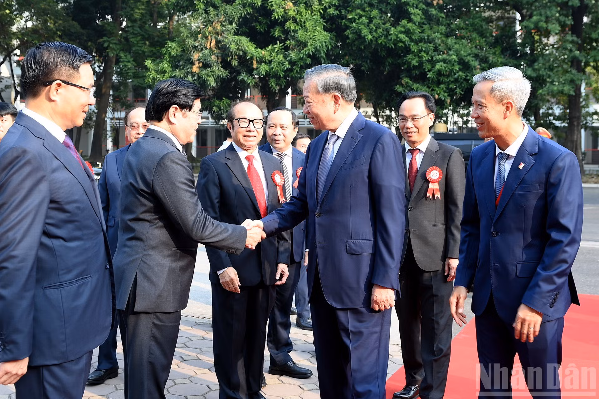 El líder con los delegados.