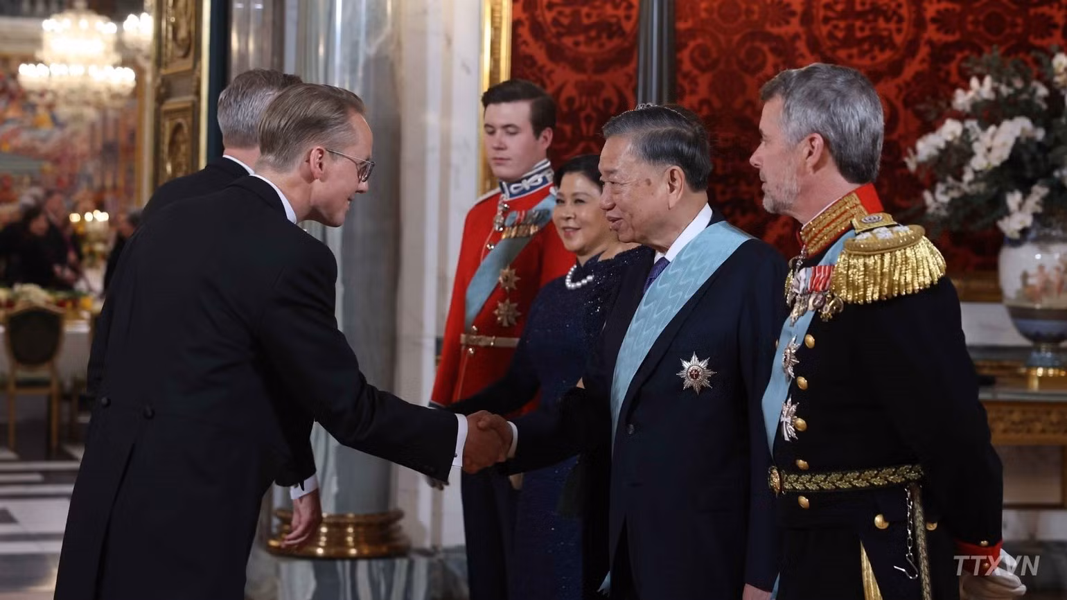 El secretario general del Partido Comunista y presidente de Vietnam, To Lam, y su esposa, Ngo Phuong Ly, los reyes Federico X y María y el príncipe heredero Christian, con los delegados.