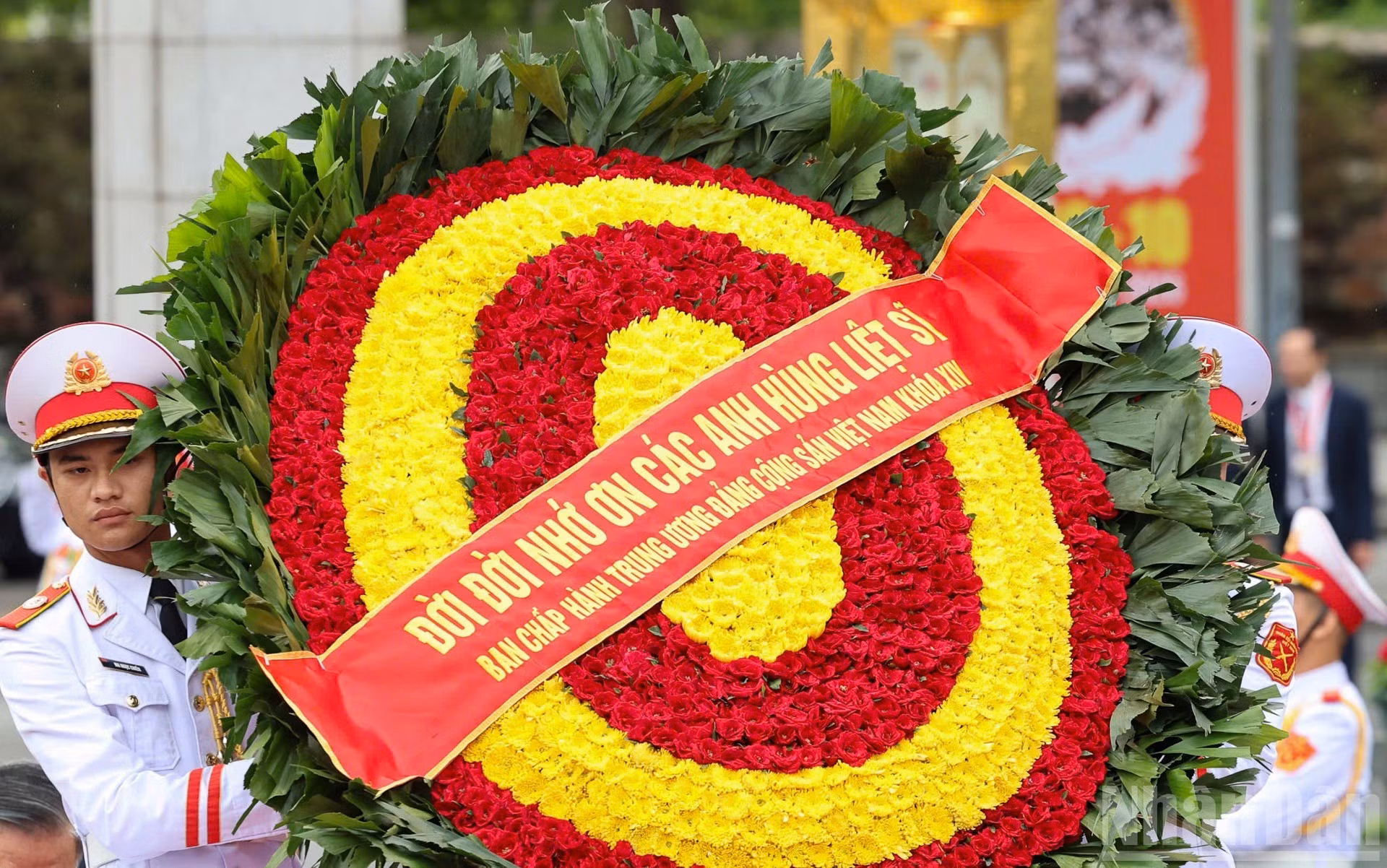 La corona de flores de la comitiva lleva la frase: “Eterna gratitud a los Mártires Heroicos”.