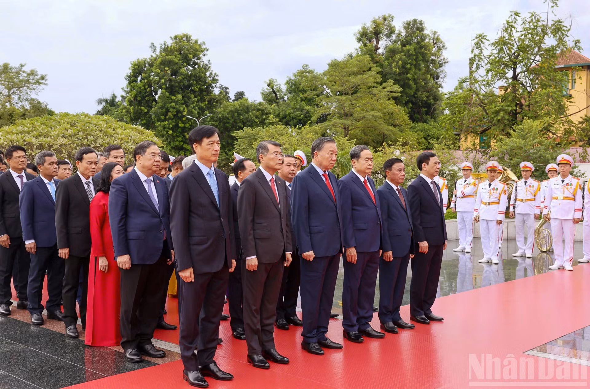 Los dirigentes rinden homenaje a los mártires heroicos.
