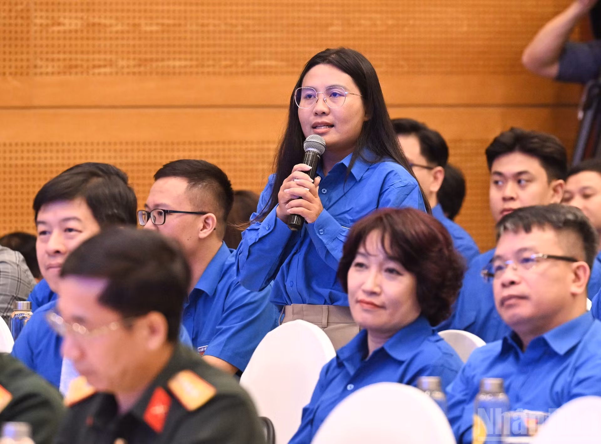 Representantes de los miembros de las organizaciones juveniles plantean preguntas al primer ministro Le Minh Hung, y a los dirigentes de los comités, ministerios y sectores.