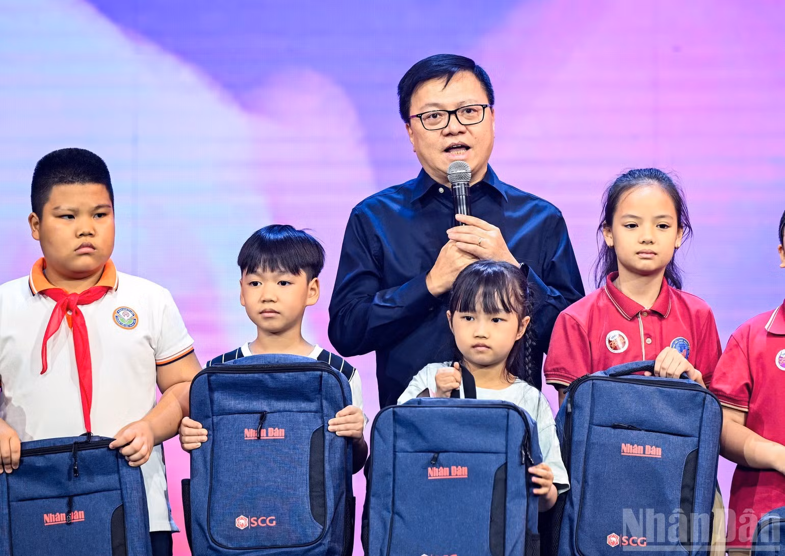 Le Quoc Minh, miembro del Comité Central del Partido Comunista de Vietnam (PCV), presidente editor de Nhan Dan, subjefe de la Comisión de Propaganda y Educación del Comité Central del PCV y titular de la Asociación de Periodistas del país, habla en el evento.