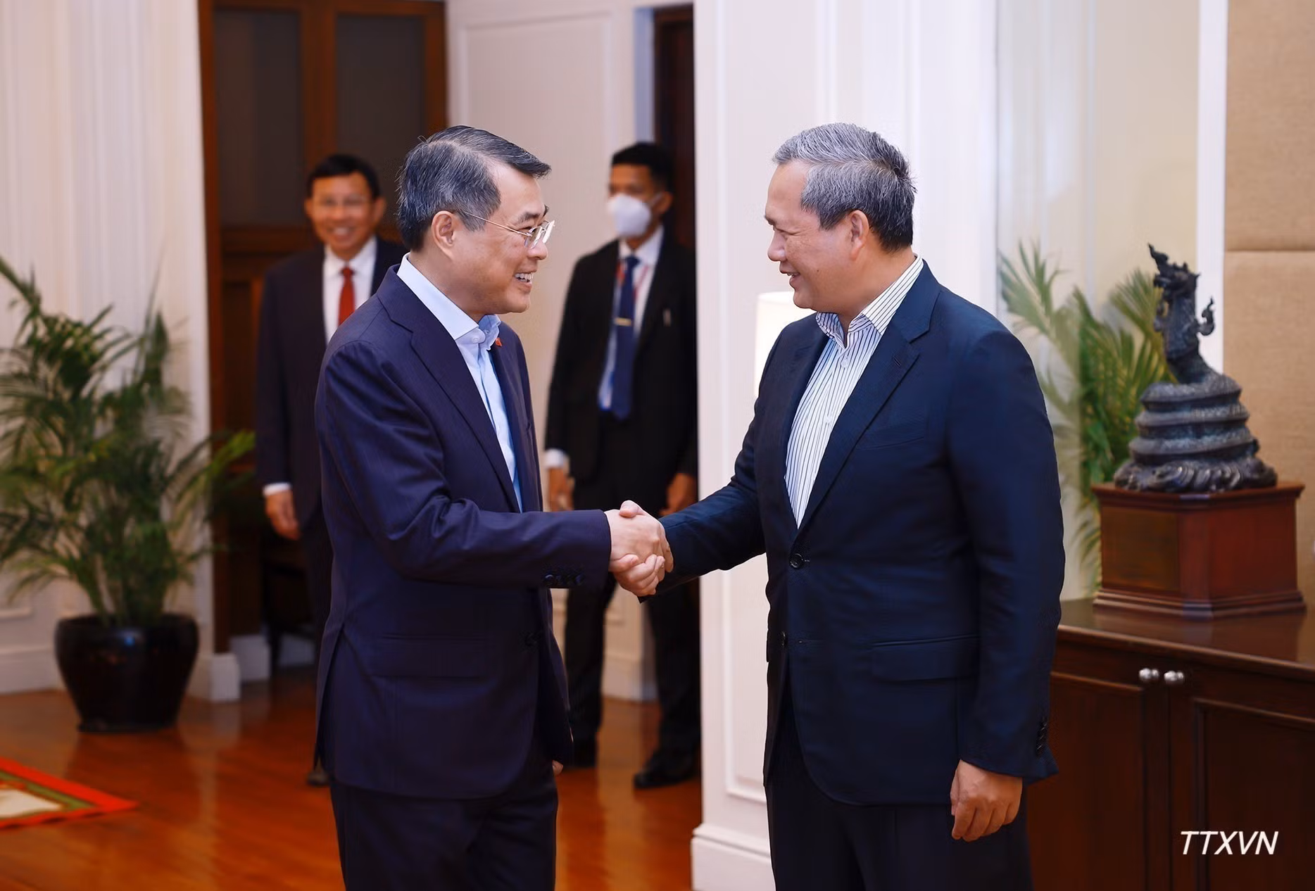 El primer ministro de Vietnam, Le Minh Hung, y su homólogo camboyano, Hun Manet, en el evento.