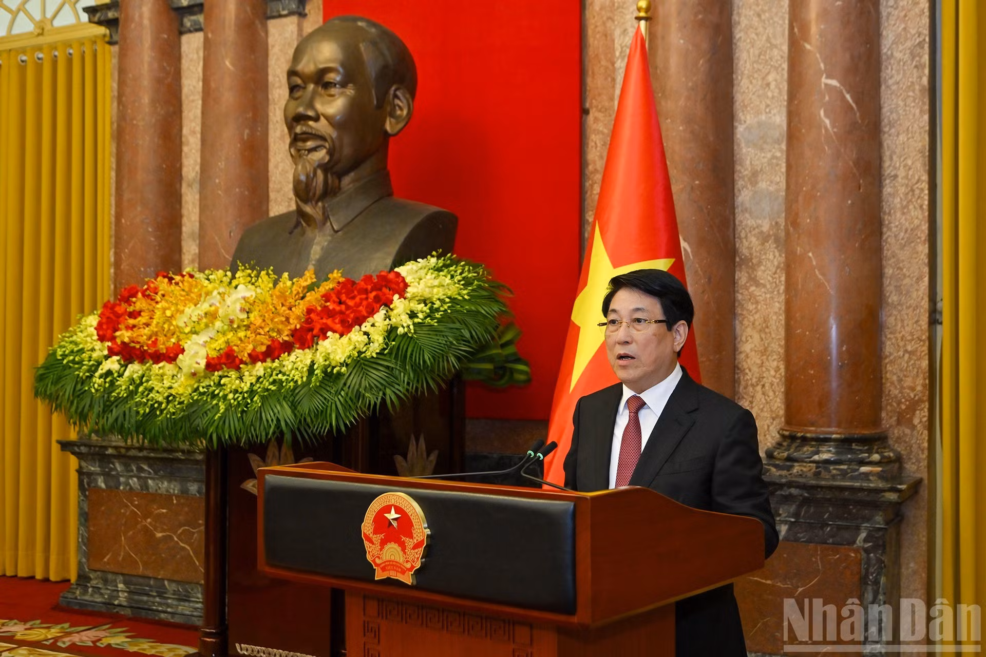 Luong Cuong habla en la cita.